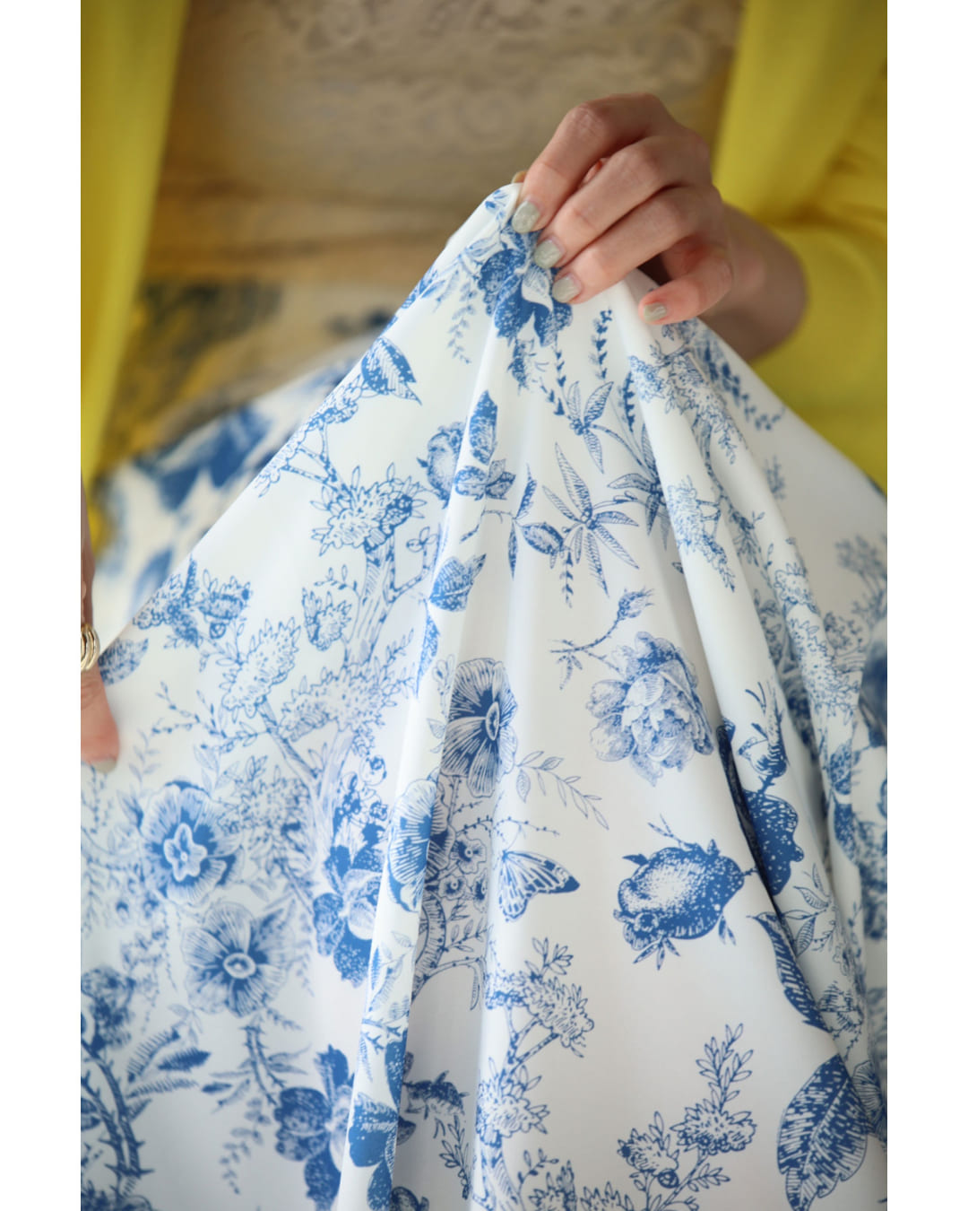 カワイイ CAWAII 優美な青で描くアンティーク風花柄ミディアムスカート (ブルー) ブルー