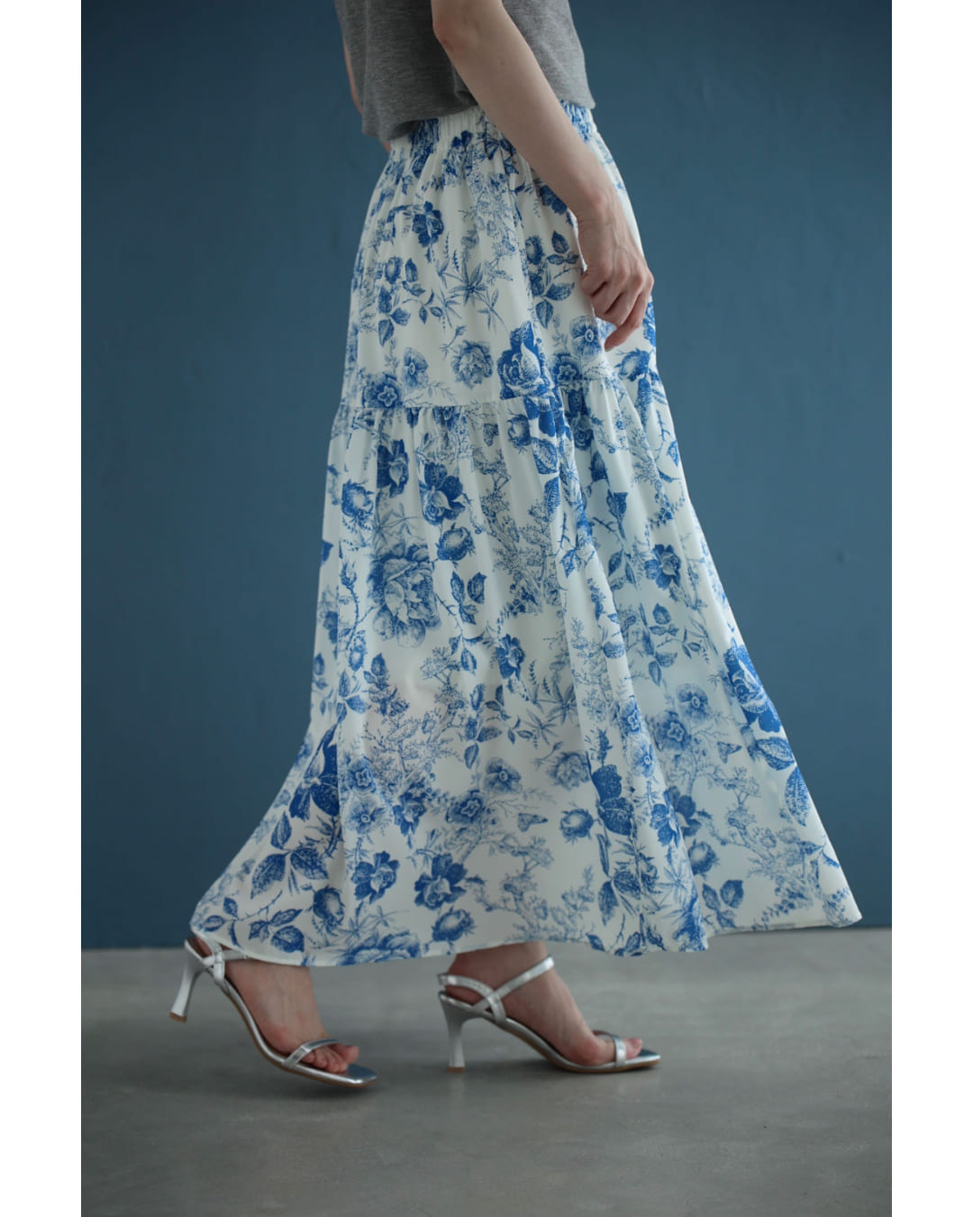 カワイイ CAWAII 優美な青で描くアンティーク風花柄ミディアムスカート (ブルー) ブルー