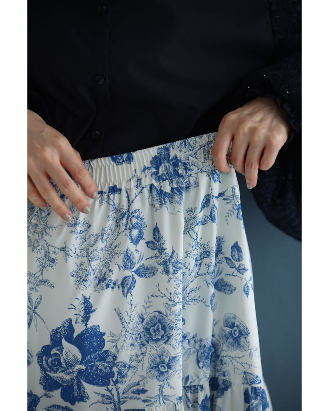 カワイイ CAWAII 優美な青で描くアンティーク風花柄ミディアムスカート (ブルー) ブルー