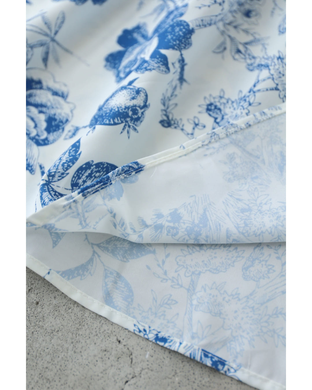 カワイイ CAWAII 優美な青で描くアンティーク風花柄ミディアムスカート (ブルー) ブルー