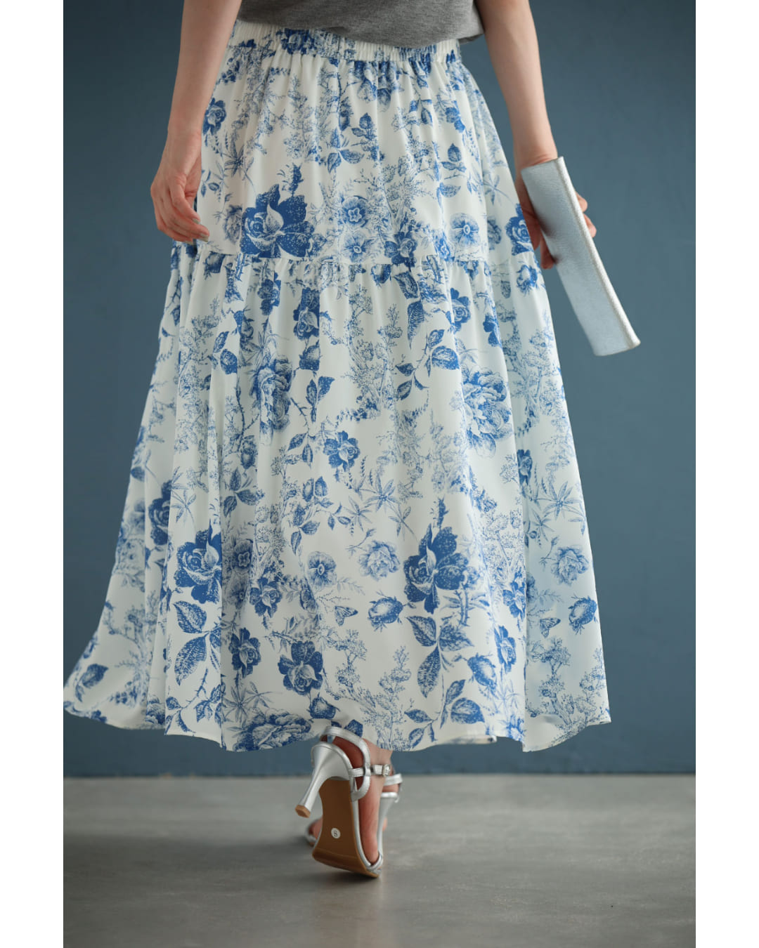 カワイイ CAWAII 優美な青で描くアンティーク風花柄ミディアムスカート (ブルー) ブルー