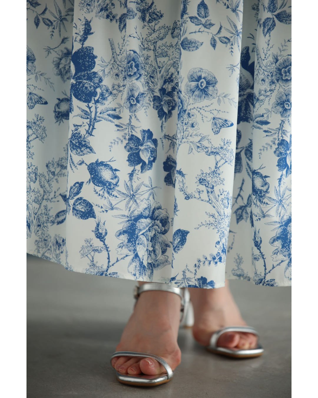 カワイイ CAWAII 優美な青で描くアンティーク風花柄ミディアムスカート (ブルー) ブルー