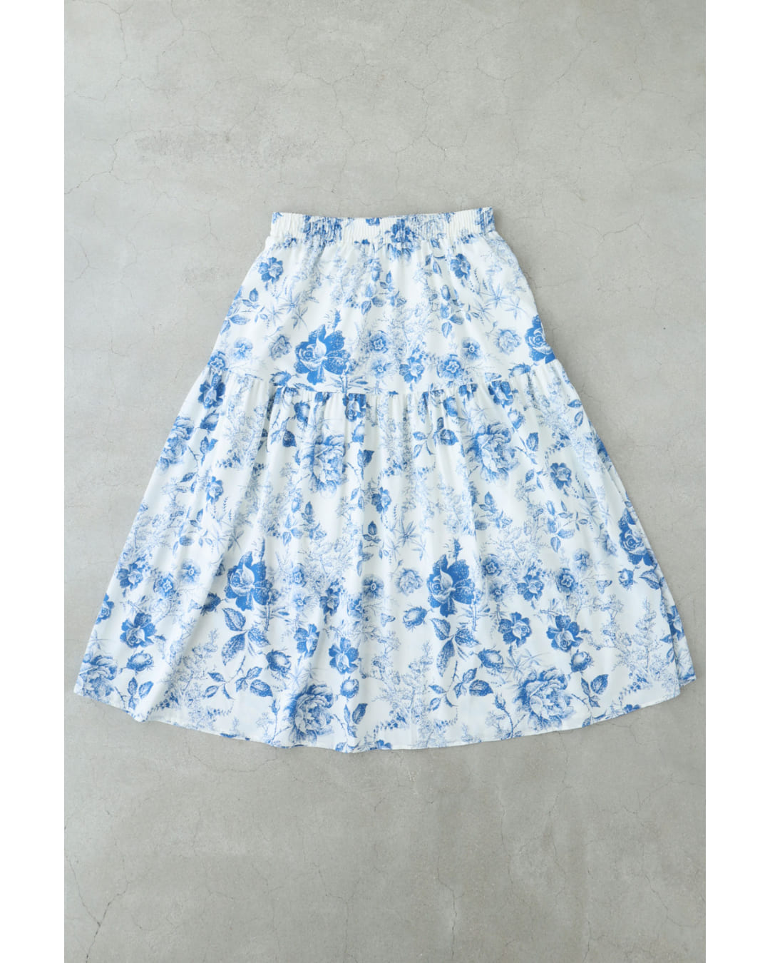 カワイイ CAWAII 優美な青で描くアンティーク風花柄ミディアムスカート (ブルー) ブルー