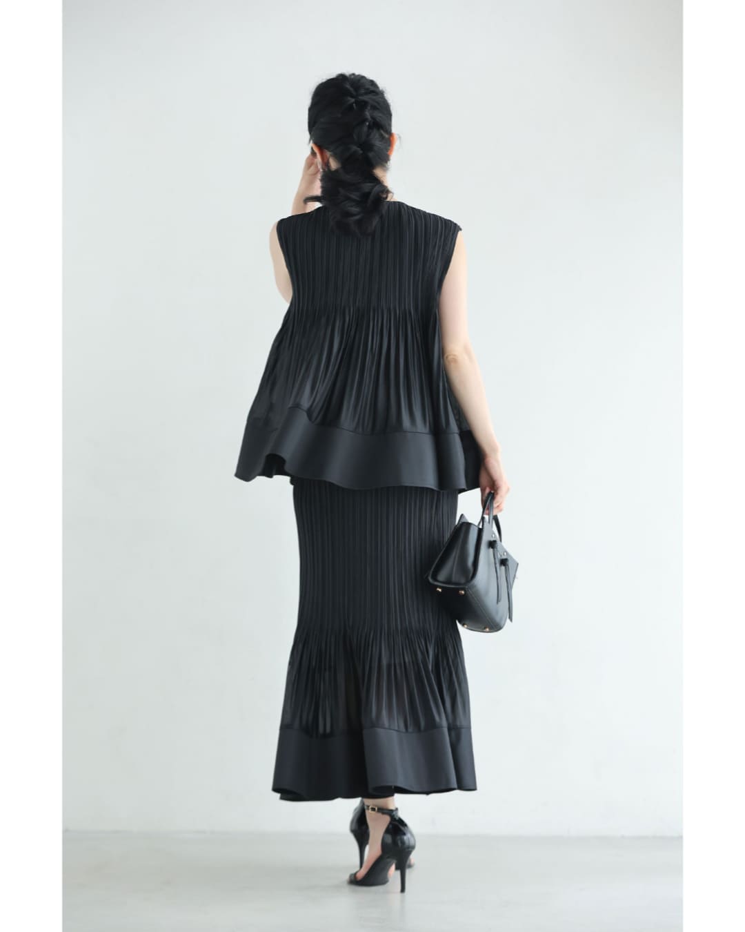 カワイイ CAWAII (黒)伸びやかプリーツのフレア裾カットソーとフレア裾スカートの2点セット(ブローチ2個付き)【set】 (ブラック) ブラック