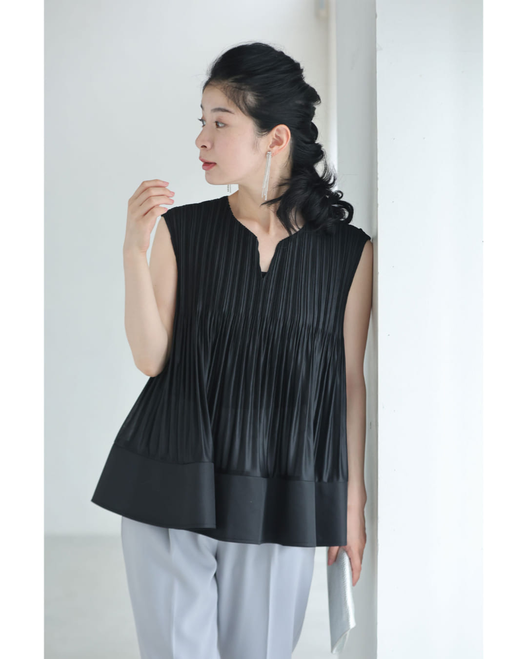 カワイイ CAWAII (黒)伸びやかプリーツのフレア裾カットソーとフレア裾スカートの2点セット(ブローチ2個付き)【set】 (ブラック) ブラック