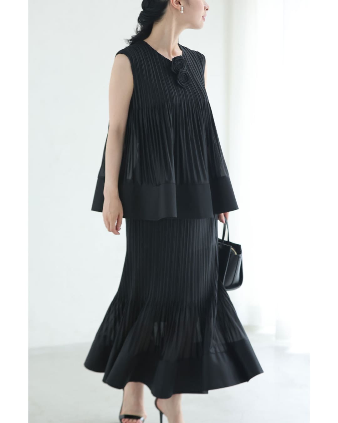 カワイイ CAWAII (黒)伸びやかプリーツのフレア裾カットソーとフレア裾スカートの2点セット(ブローチ2個付き)【set】 (ブラック) ブラック