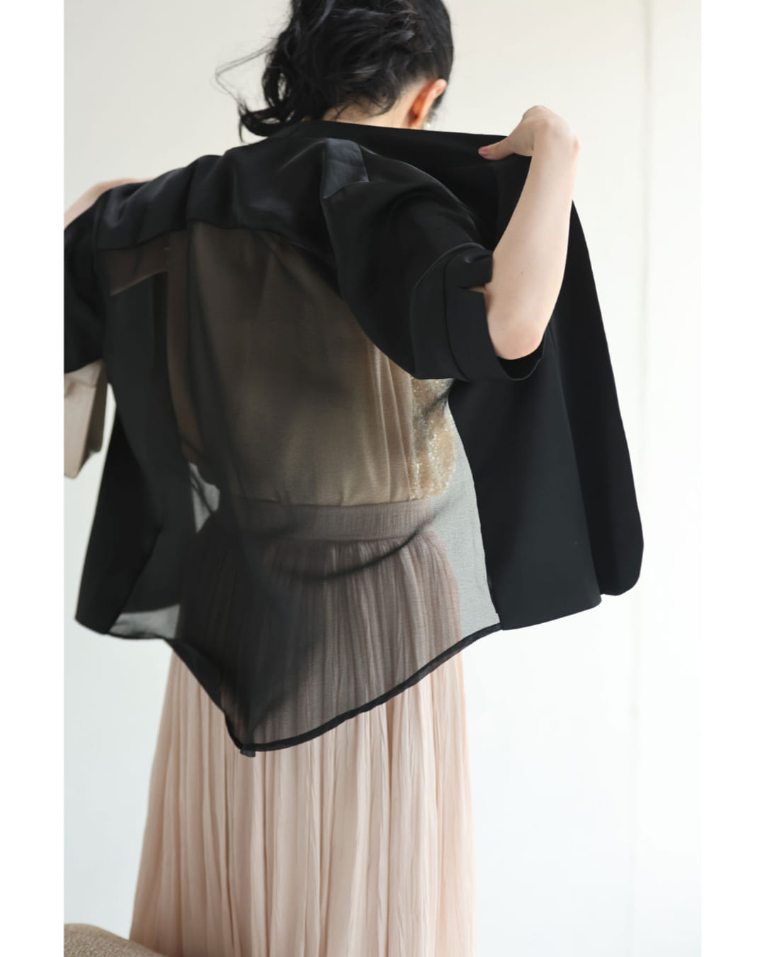 カワイイ CAWAII (黒)バックシアーベールのキレイめ艶ジャケット (ブラック) ブラック