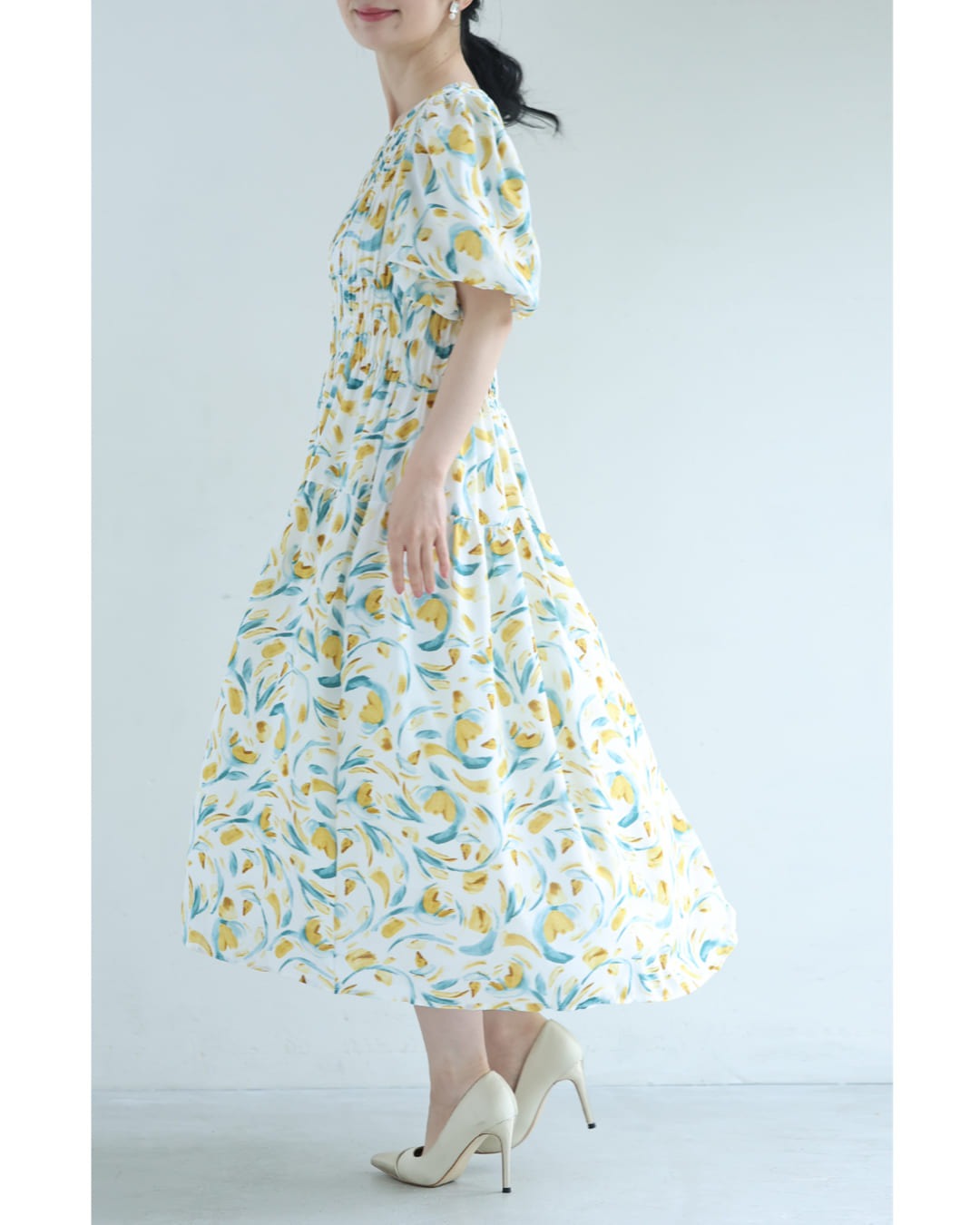 カワイイ CAWAII 陽気に包まれる黄色い花のバルーン袖ミディアムワンピース (イエロー) イエロー