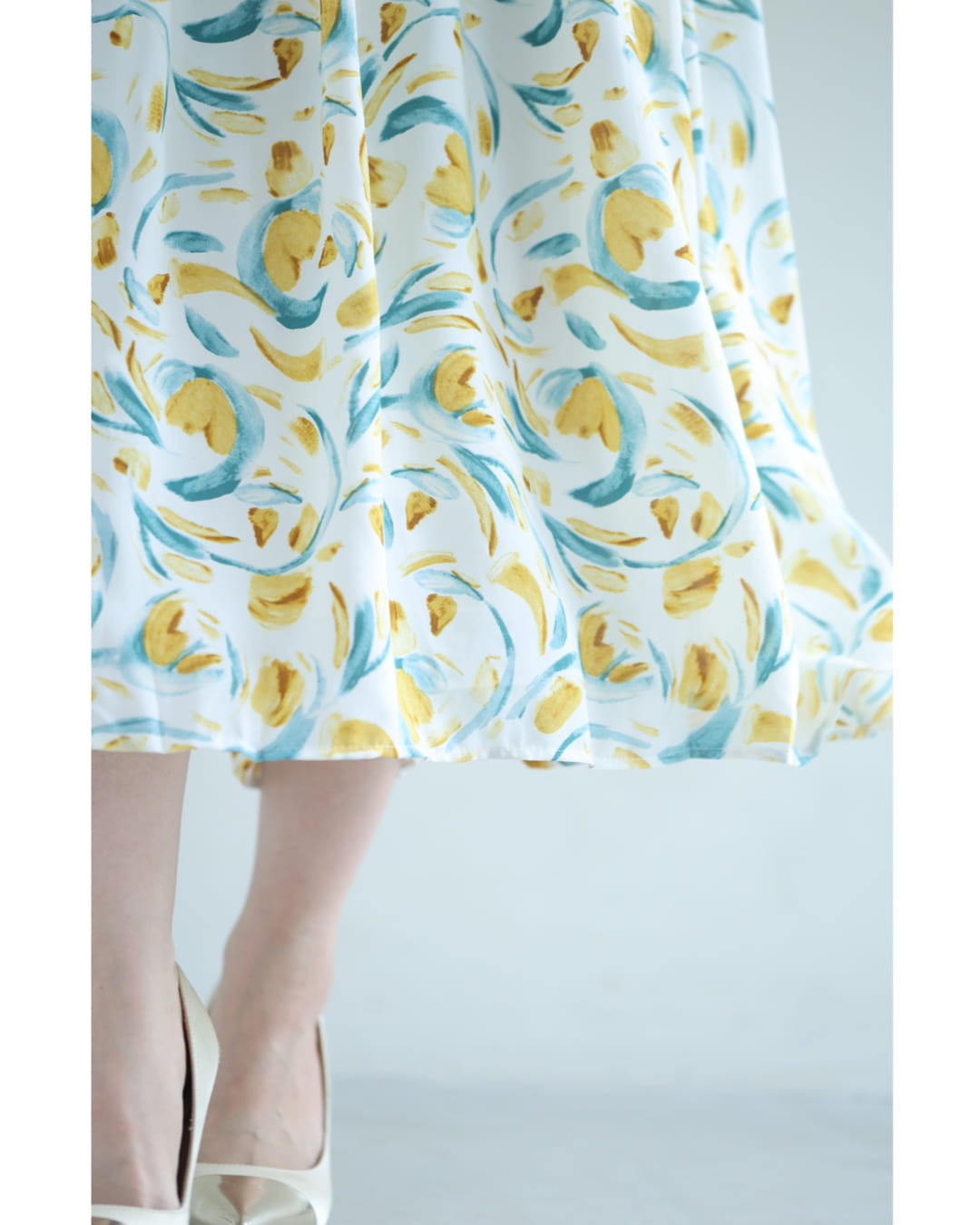 カワイイ CAWAII 陽気に包まれる黄色い花のバルーン袖ミディアムワンピース (イエロー) イエロー