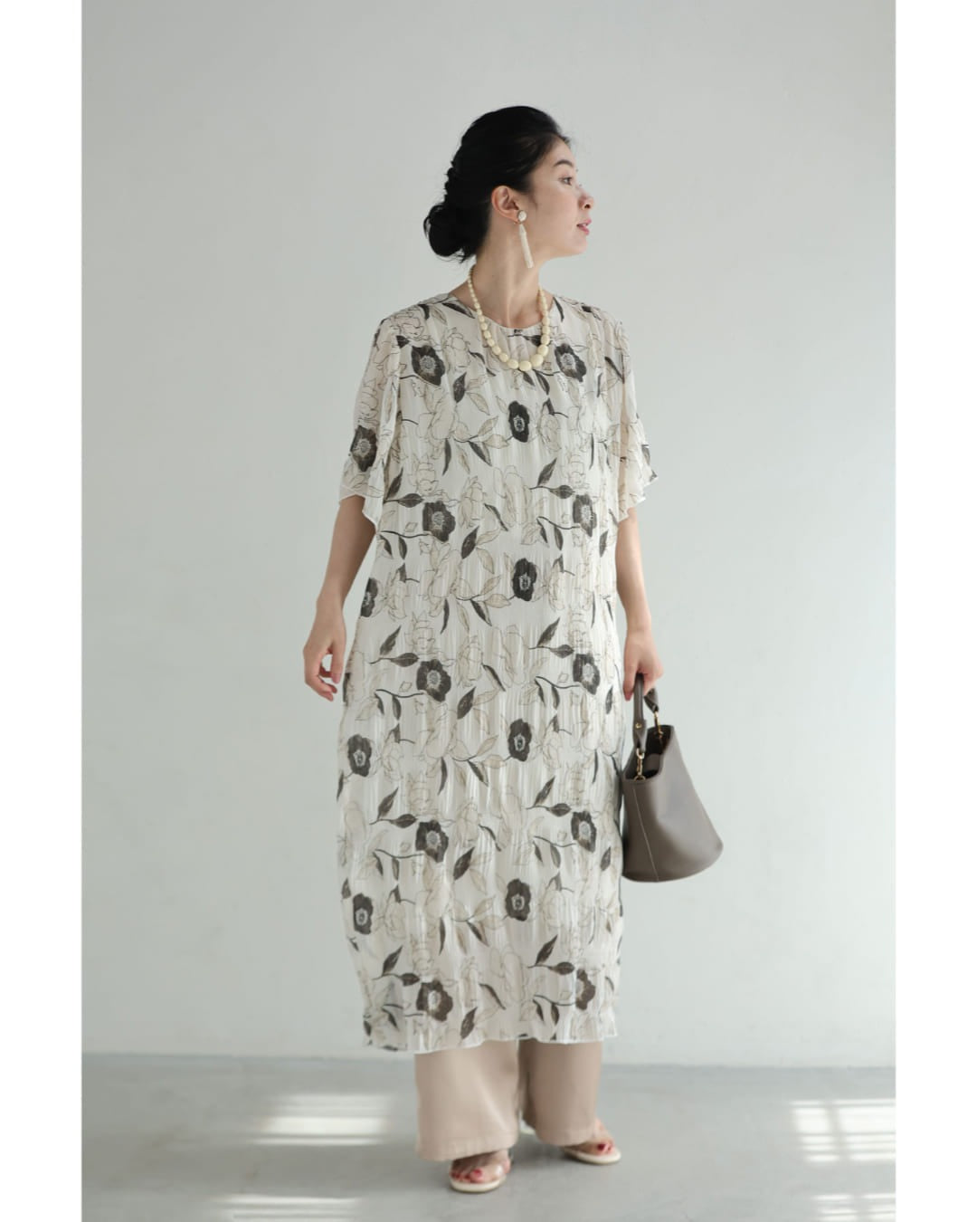 カワイイ CAWAII 花を描くデッサン画シアーミディアムワンピース(紐ベルト付き) (ホワイト) ホワイト