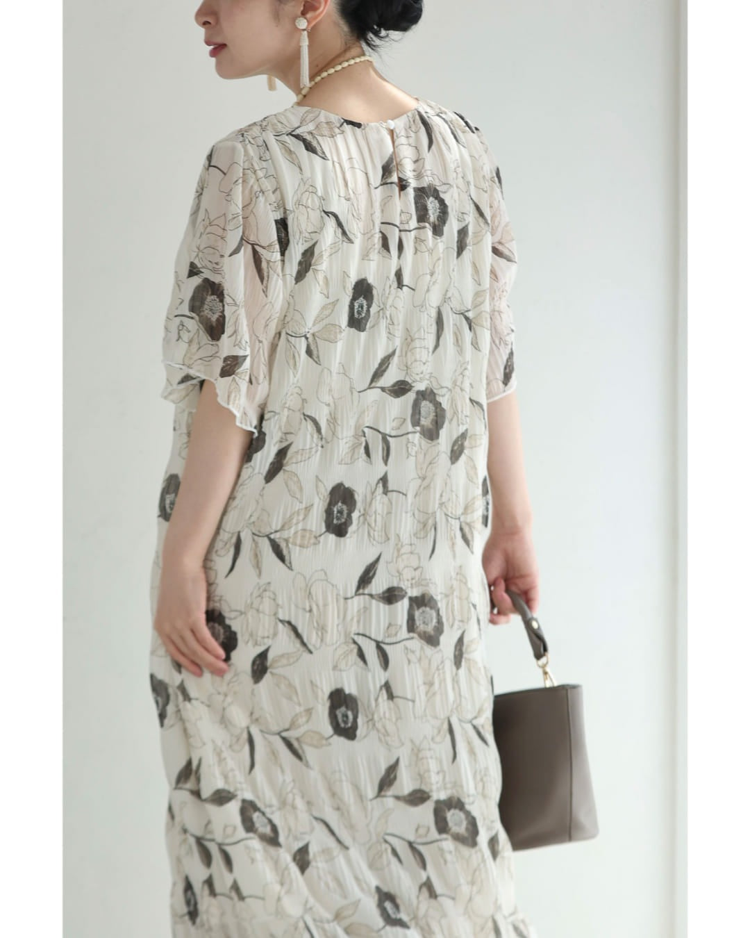 カワイイ CAWAII 花を描くデッサン画シアーミディアムワンピース(紐ベルト付き) (ホワイト) ホワイト