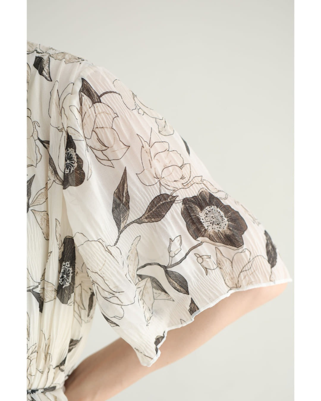 カワイイ CAWAII 花を描くデッサン画シアーミディアムワンピース(紐ベルト付き) (ホワイト) ホワイト