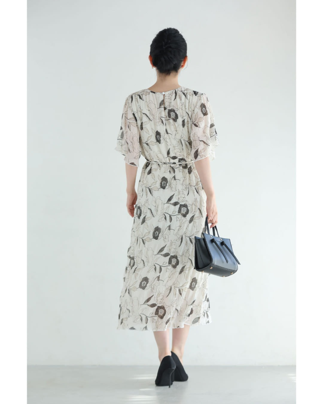 カワイイ CAWAII 花を描くデッサン画シアーミディアムワンピース(紐ベルト付き) (ホワイト) ホワイト