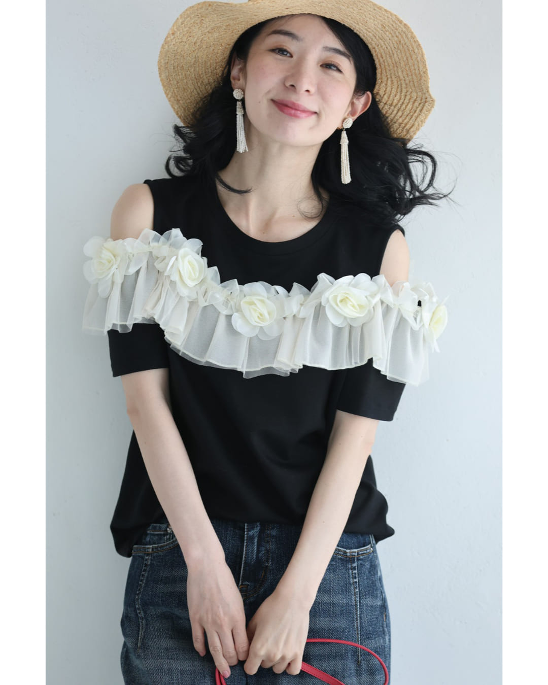 カワイイ CAWAII (黒)花コサージュフリルのオープンショルダーカットソートップス (ブラック) ブラック