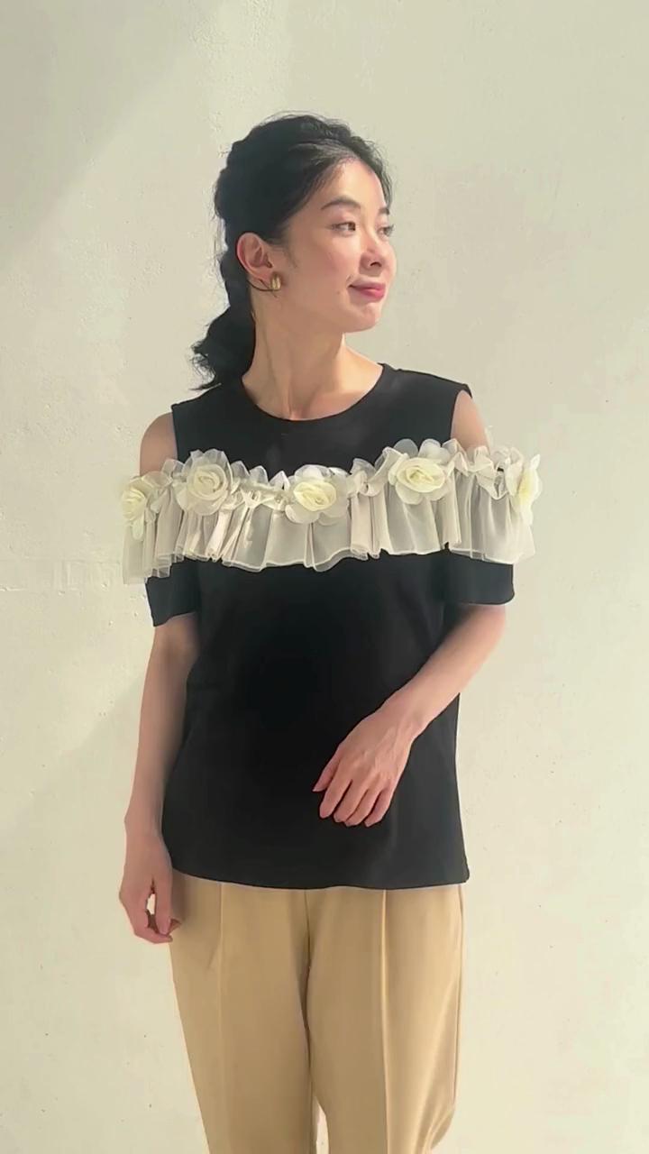カワイイ CAWAII (黒)花コサージュフリルのオープンショルダーカットソートップス (ブラック) ブラック