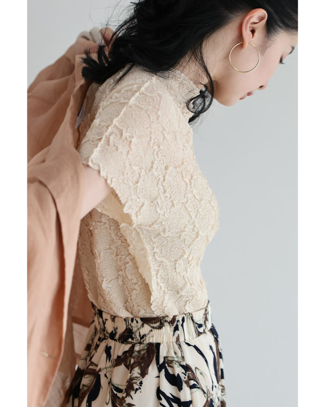 カワイイ CAWAII ささやかに煌めく立体シアーカットソートップス (アイボリー) アイボリー