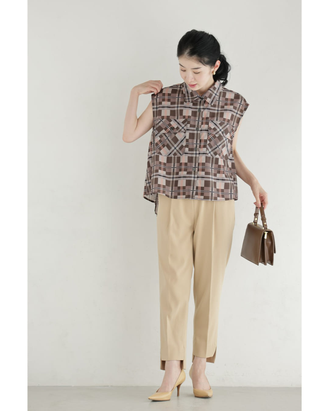 カワイイ CAWAII 広がるバックプリーツのチェックシャツトップス (ブラウン) ブラウン