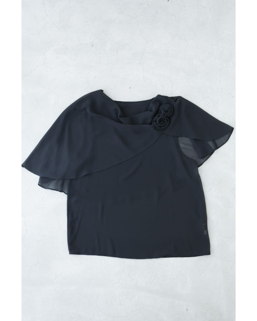 カワイイ CAWAII (黒)肩にふわりショールベールの花咲くブラウストップス (ブラック) ブラック