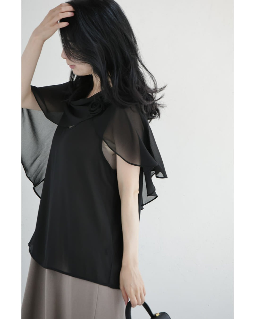 カワイイ CAWAII (黒)肩にふわりショールベールの花咲くブラウストップス (ブラック) ブラック