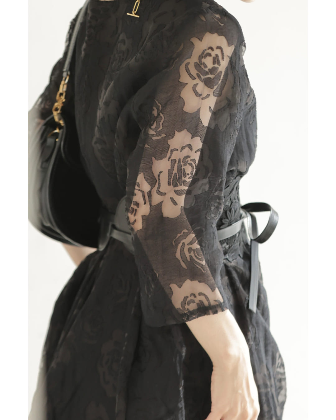 カワイイ CAWAII (黒)バラの透かし絵浮かぶふんわりシルエットミディアムワンピース (ブラック) ブラック