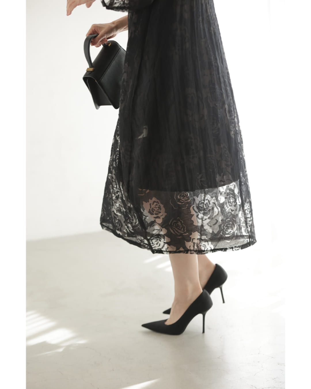 カワイイ CAWAII (黒)バラの透かし絵浮かぶふんわりシルエットミディアムワンピース (ブラック) ブラック