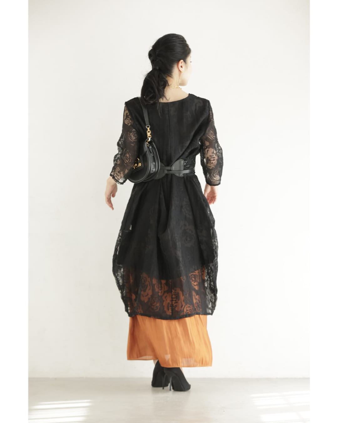 カワイイ CAWAII (黒)バラの透かし絵浮かぶふんわりシルエットミディアムワンピース (ブラック) ブラック