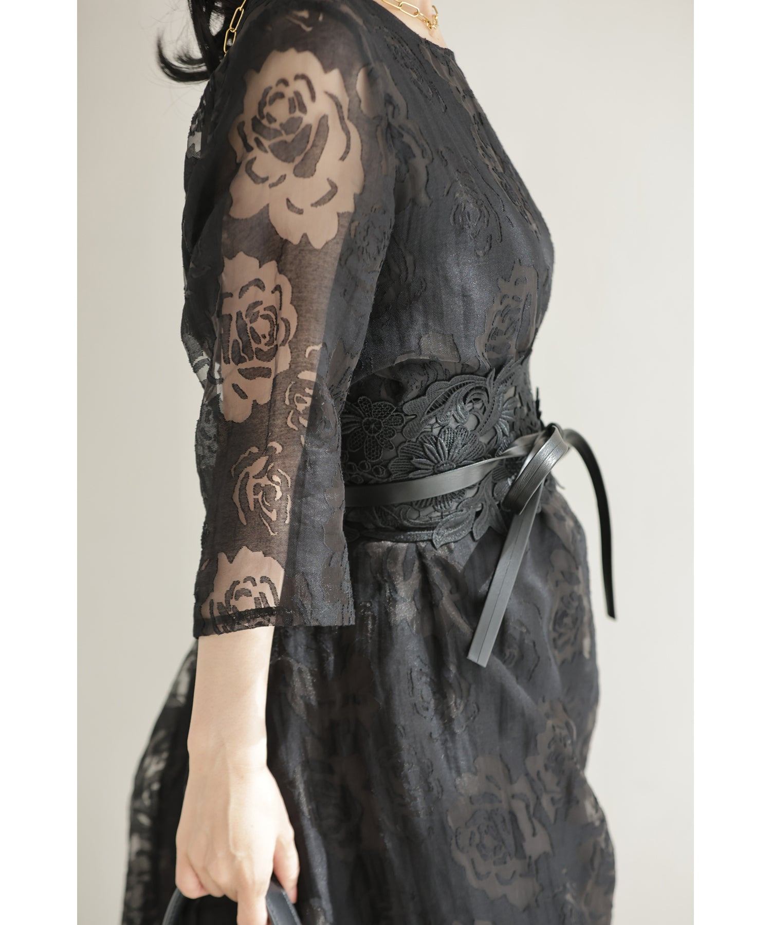 カワイイ CAWAII (黒)バラの透かし絵浮かぶふんわりシルエットミディアムワンピース (ブラック) ブラック