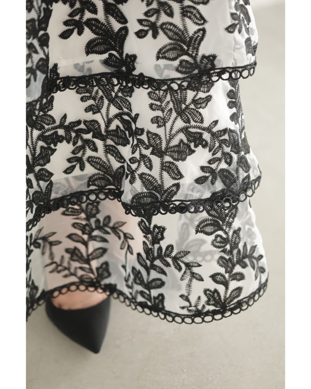 カワイイ CAWAII リーフ刺繍の段フレアオーガンジーロングワンピース (ブラック) ブラック