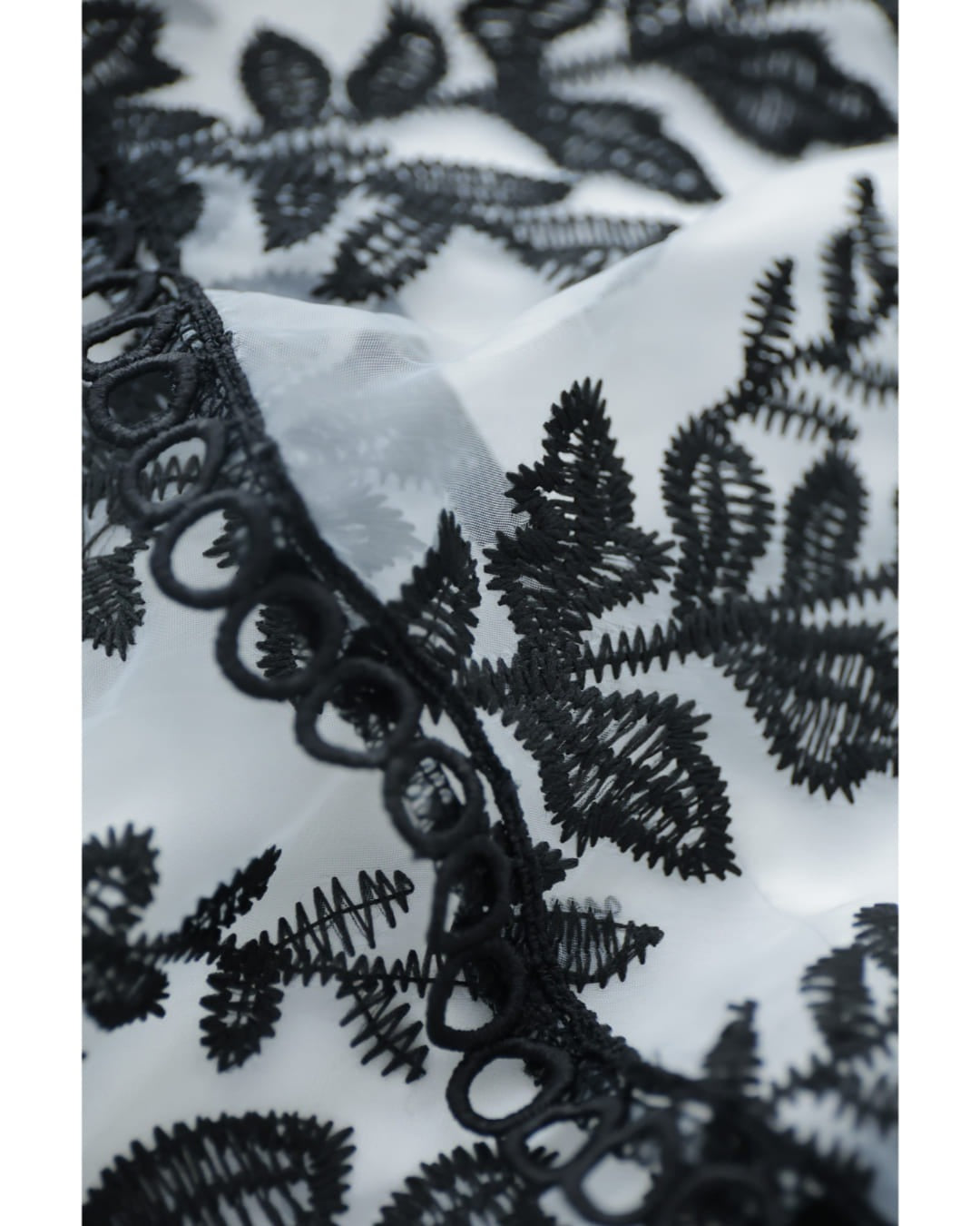 カワイイ CAWAII リーフ刺繍の段フレアオーガンジーロングワンピース (ブラック) ブラック