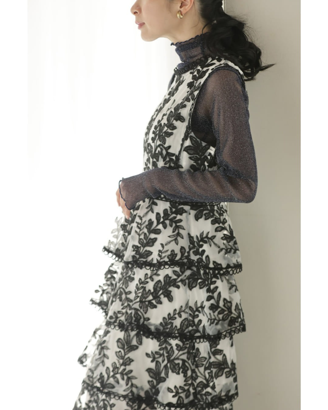 カワイイ CAWAII リーフ刺繍の段フレアオーガンジーロングワンピース (ブラック) ブラック