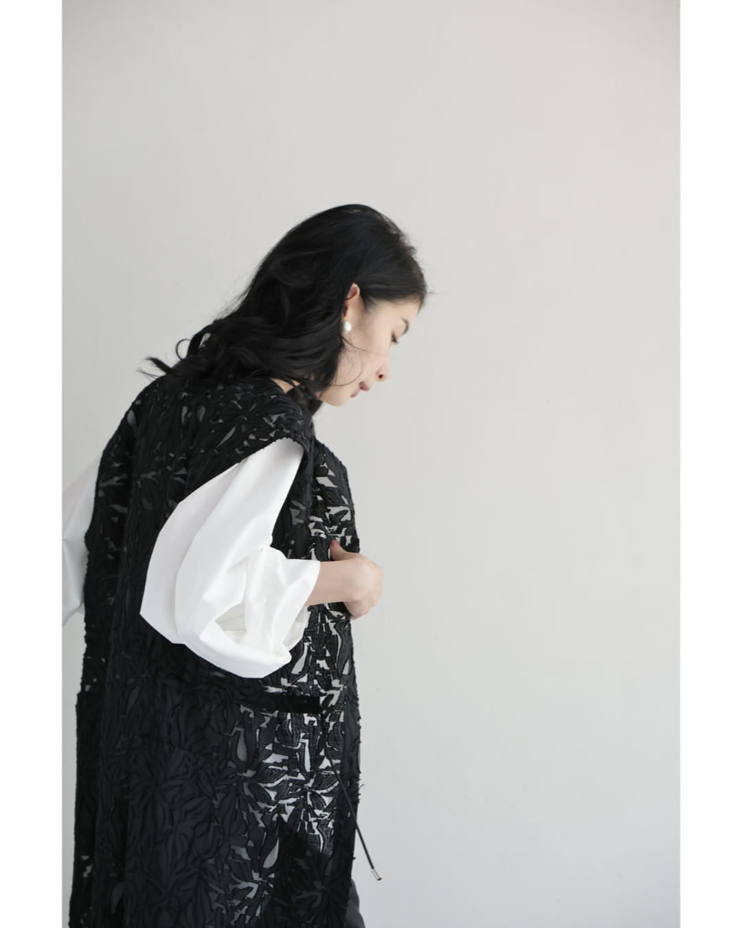 カワイイ CAWAII (黒)花模様が浮かび上がるシアーロングジレベスト (ブラック) ブラック