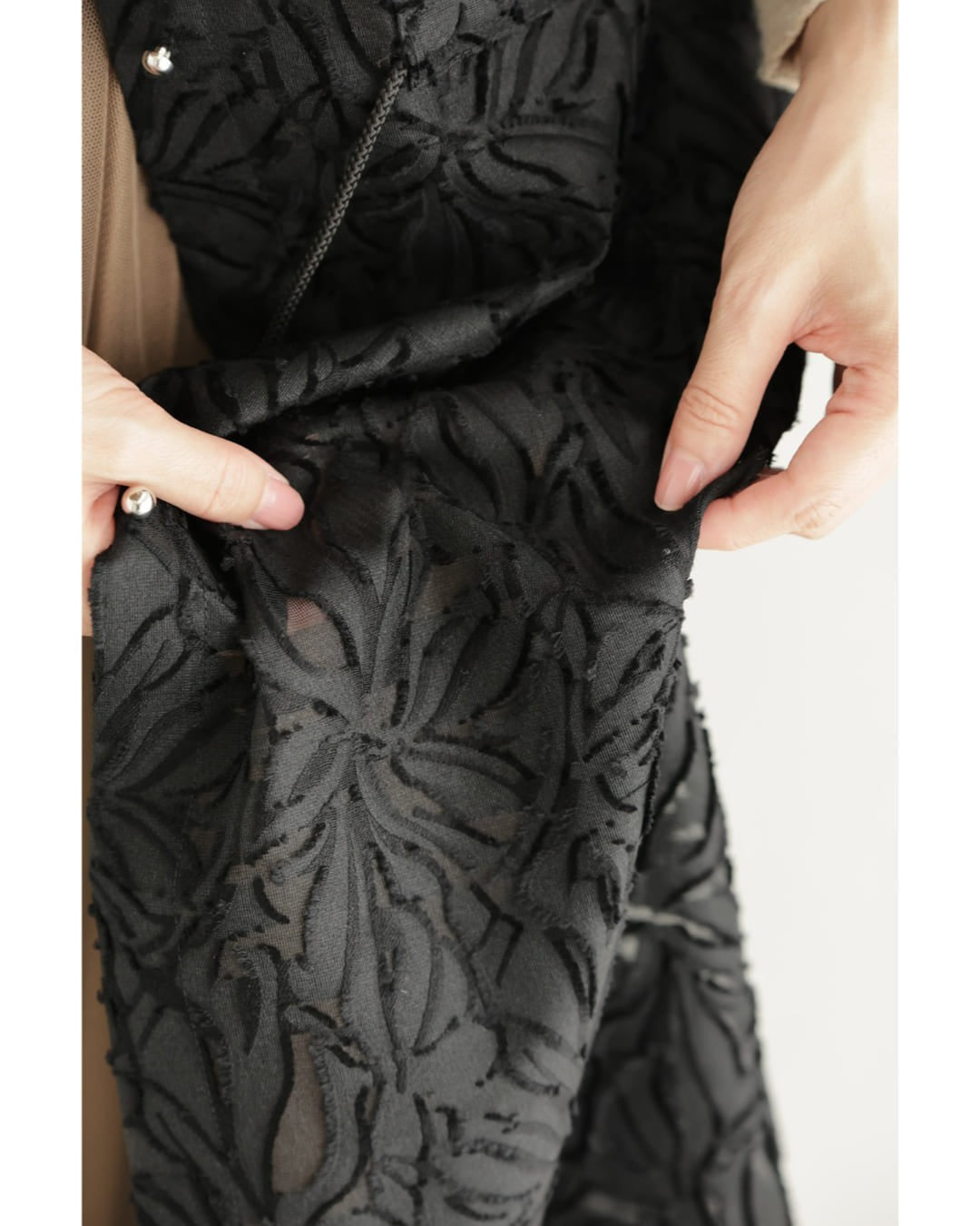 カワイイ CAWAII (黒)花模様が浮かび上がるシアーロングジレベスト (ブラック) ブラック