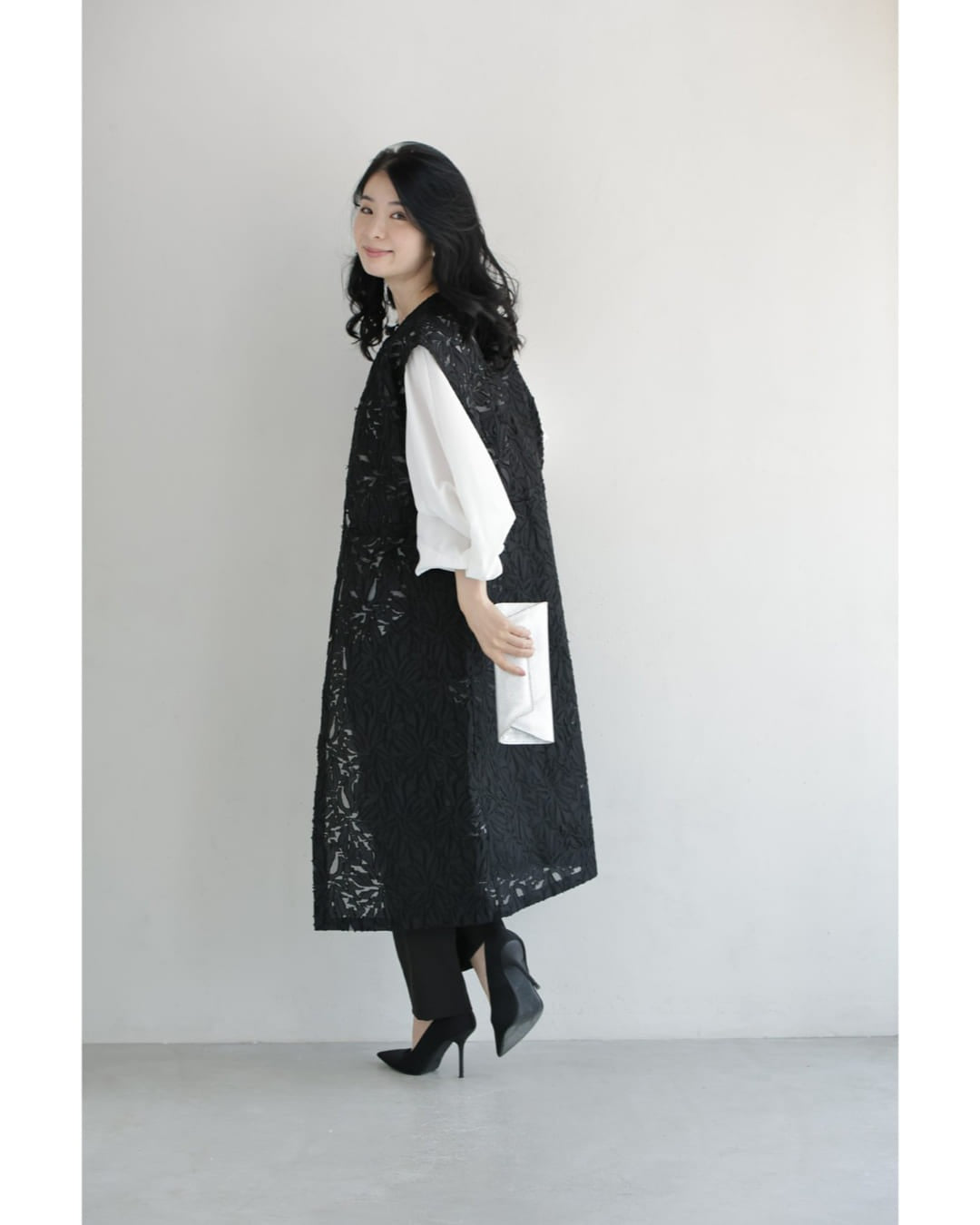 カワイイ CAWAII (黒)花模様が浮かび上がるシアーロングジレベスト (ブラック) ブラック