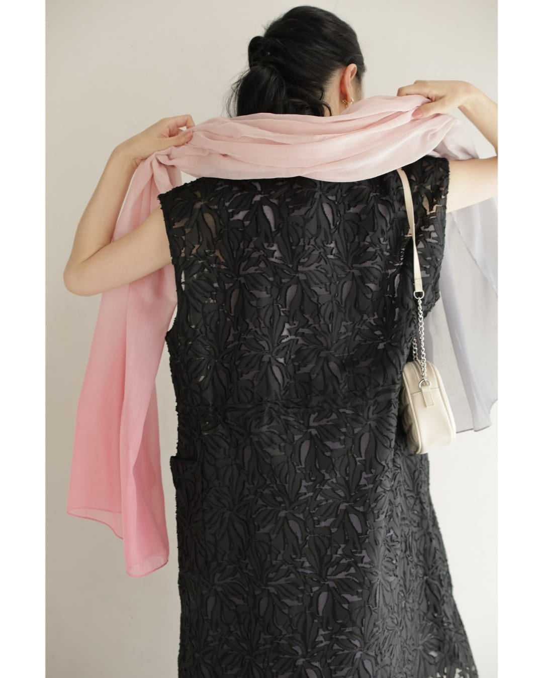 カワイイ CAWAII (黒)花模様が浮かび上がるシアーロングジレベスト (ブラック) ブラック