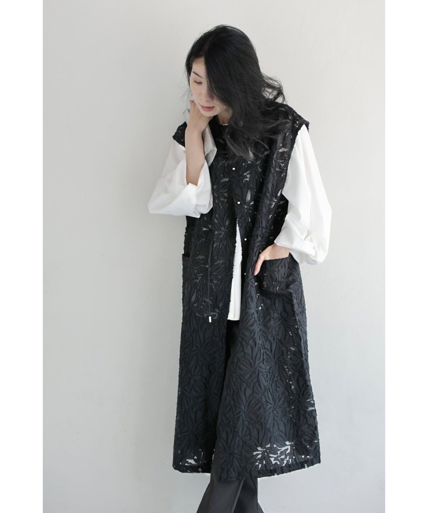 カワイイ CAWAII (黒)花模様が浮かび上がるシアーロングジレベスト (ブラック) ブラック