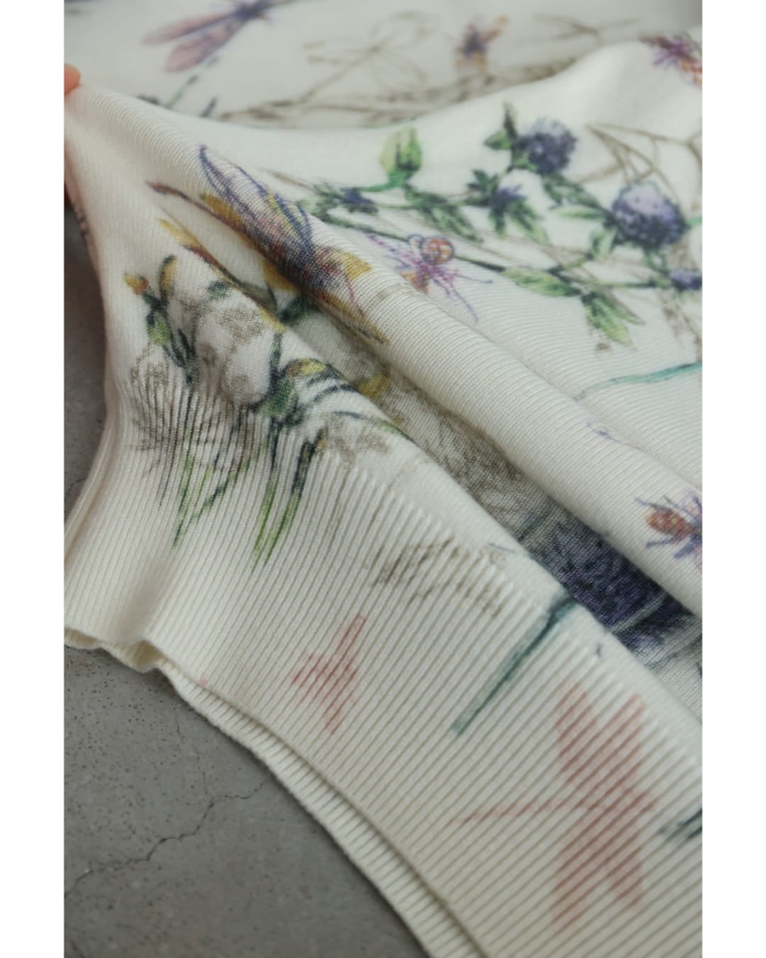 カワイイ CAWAII 昆虫が息づく優色ボタニカルニットプルオーバートップス (アイボリー) アイボリー