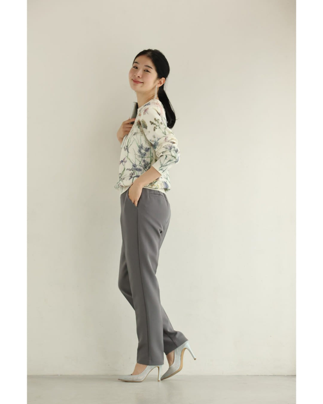 カワイイ CAWAII 昆虫が息づく優色ボタニカルニットプルオーバートップス (アイボリー) アイボリー