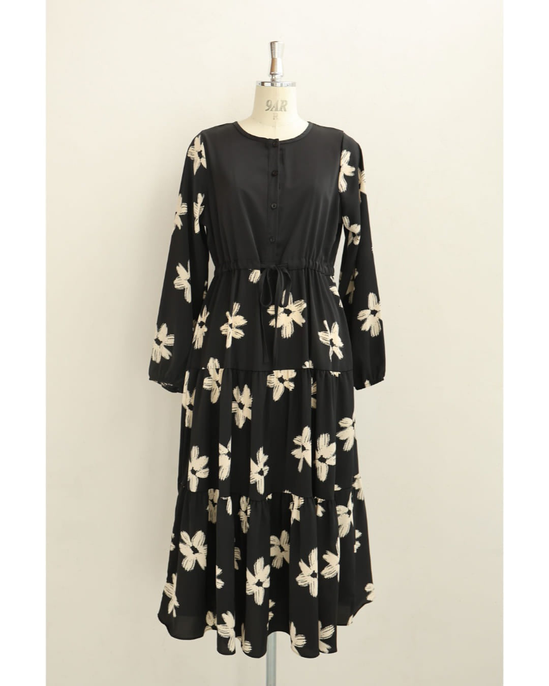 カワイイ CAWAII (黒)白い花のペイントアートロングワンピース (ブラック) ブラック