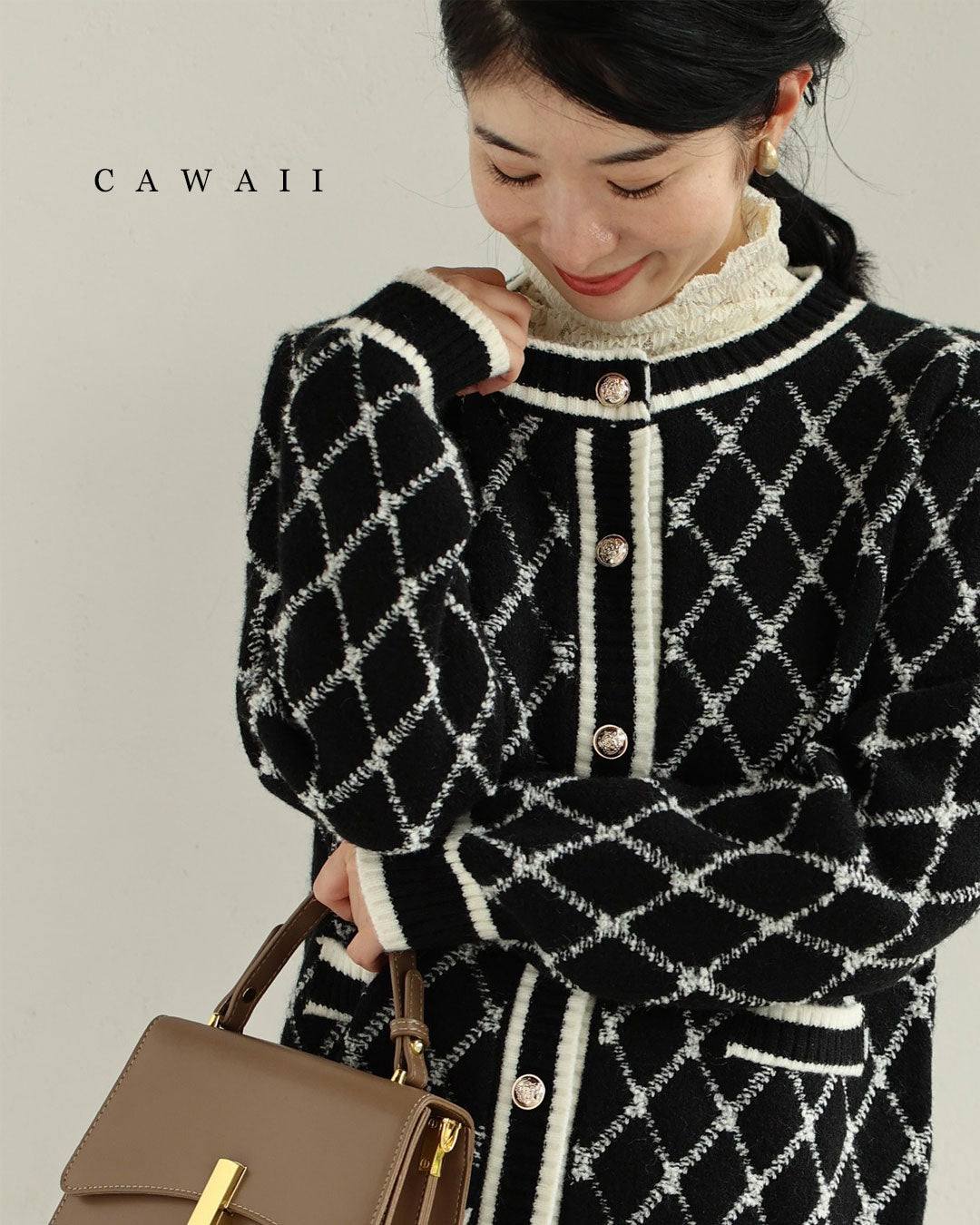 カワイイ CAWAII (黒)エレガントな金ボタンとダイヤチェック柄ニットカーディガン (ブラック) ブラック