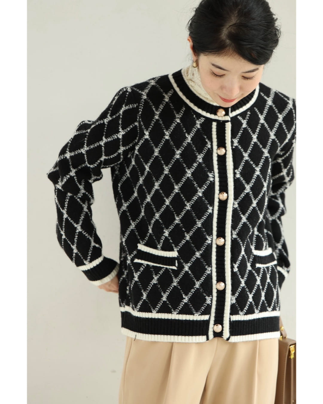 カワイイ CAWAII (黒)エレガントな金ボタンとダイヤチェック柄ニットカーディガン (ブラック) ブラック