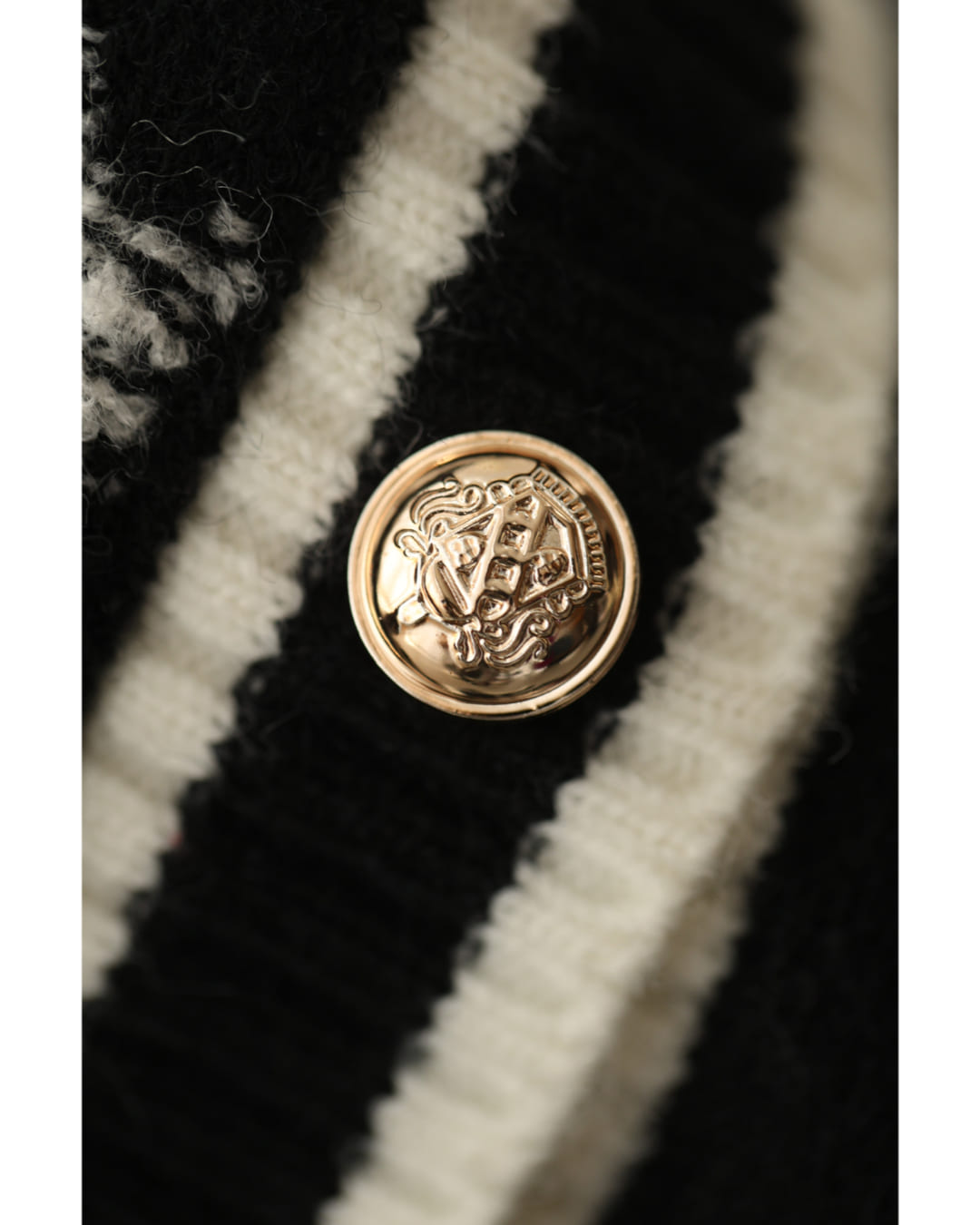 カワイイ CAWAII (黒)エレガントな金ボタンとダイヤチェック柄ニットカーディガン (ブラック) ブラック