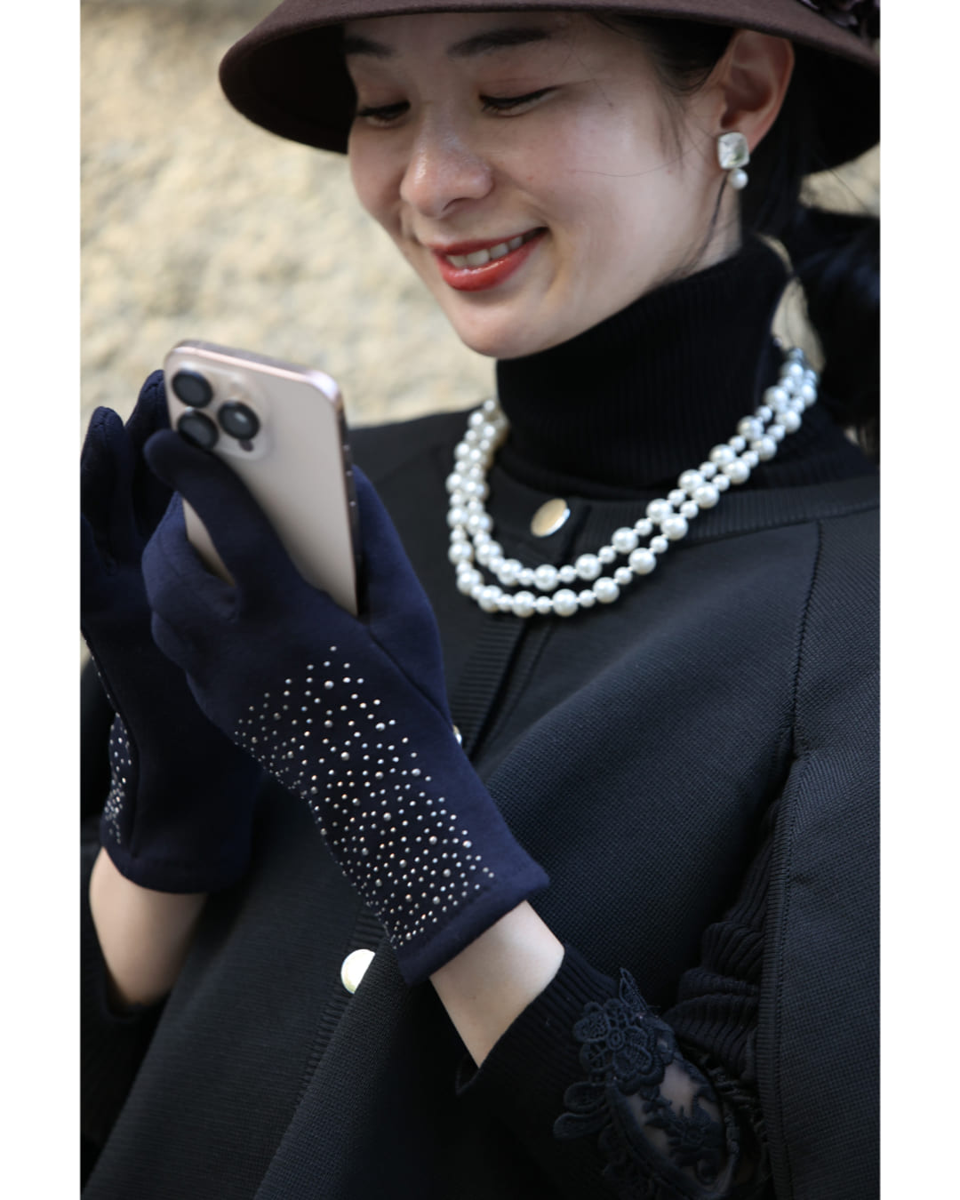 カワイイ CAWAII 手元にも輝きを添える。ビジューのあったか手袋 (ネイビー) ネイビー