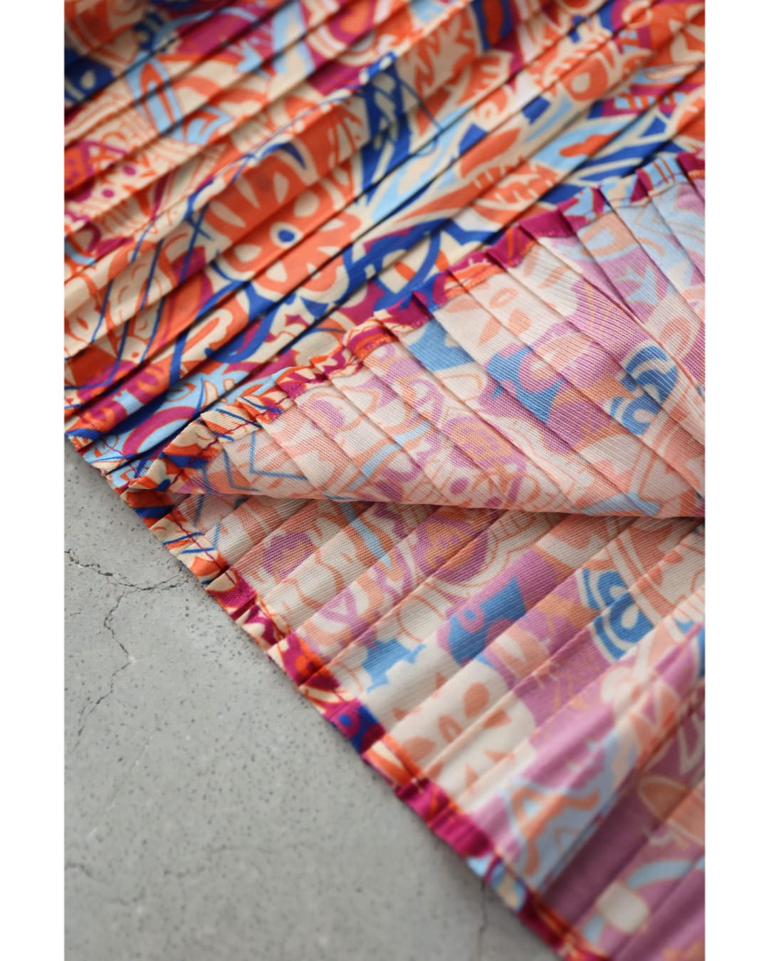 カワイイ CAWAII ふんわり変形タック袖の鮮やかな花柄プリーツロングワンピース (ピンク) ピンク