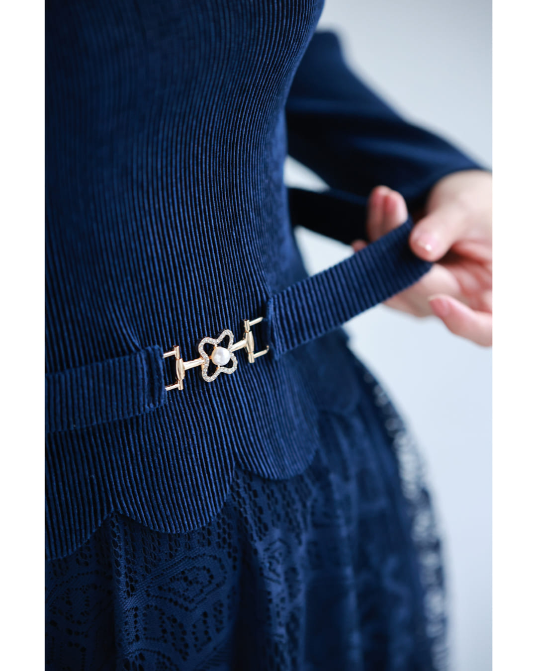 カワイイ CAWAII デコルテに広がる花のたっぷりレースロングワンピース (ネイビー) ネイビー