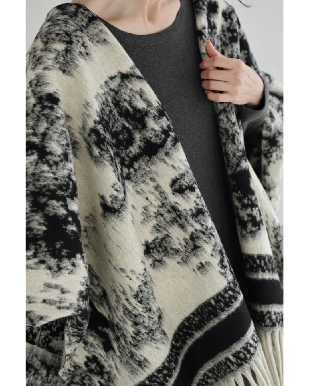 カワイイ CAWAII フリンジが揺れる無彩色なアート柄ケープアウター (アイボリー) アイボリー