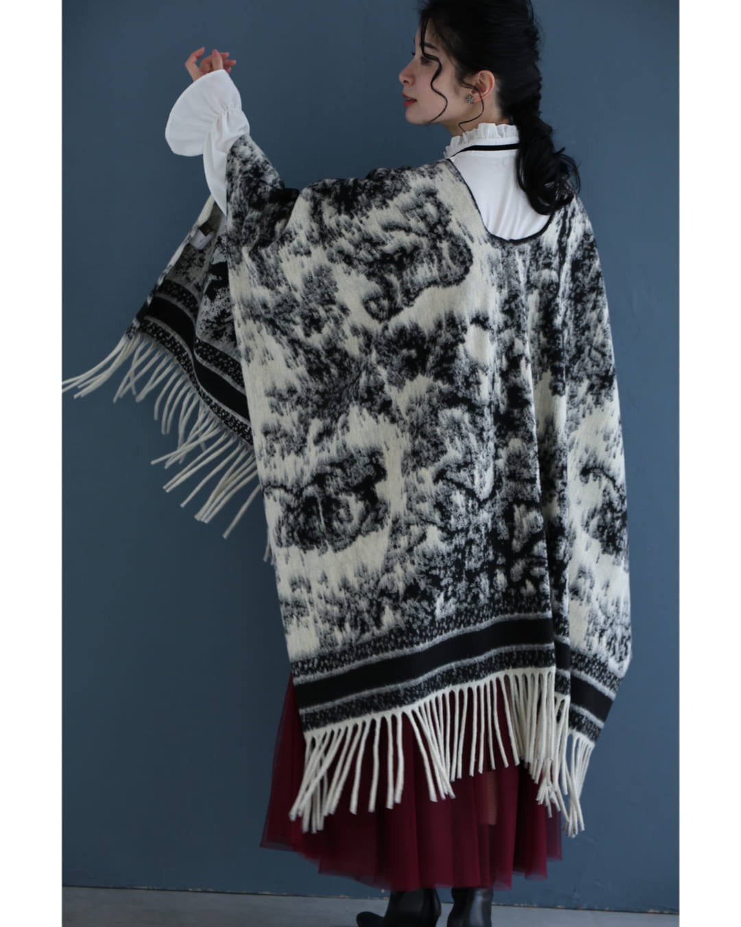 カワイイ CAWAII フリンジが揺れる無彩色なアート柄ケープアウター (アイボリー) アイボリー