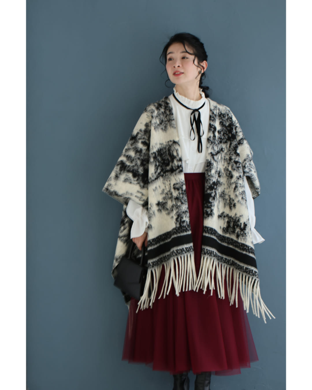 カワイイ CAWAII フリンジが揺れる無彩色なアート柄ケープアウター (アイボリー) アイボリー