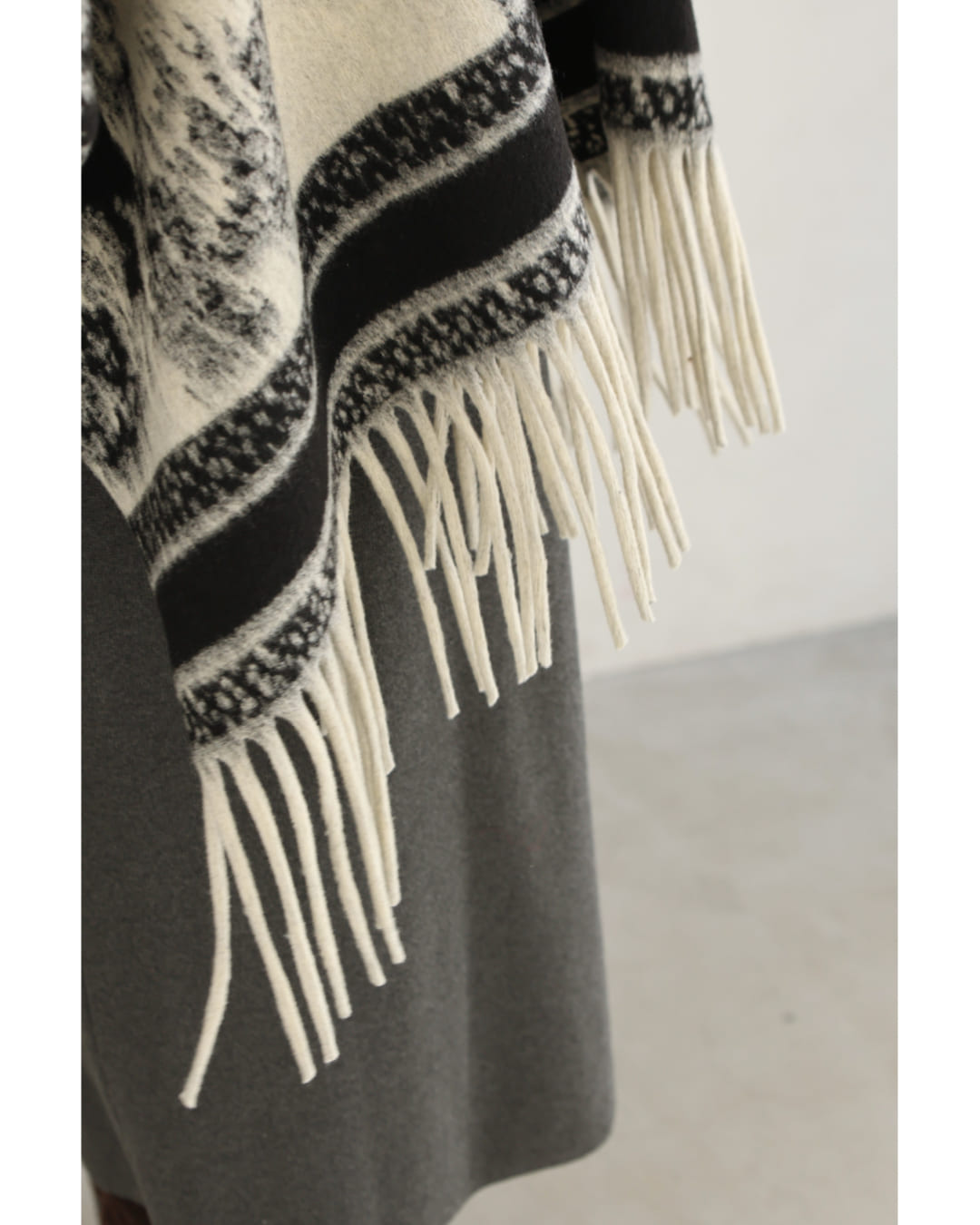 カワイイ CAWAII フリンジが揺れる無彩色なアート柄ケープアウター (アイボリー) アイボリー