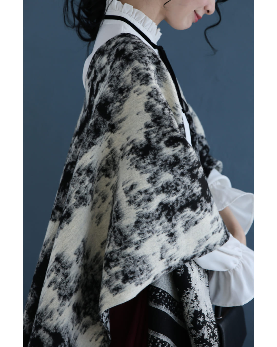 カワイイ CAWAII フリンジが揺れる無彩色なアート柄ケープアウター (アイボリー) アイボリー