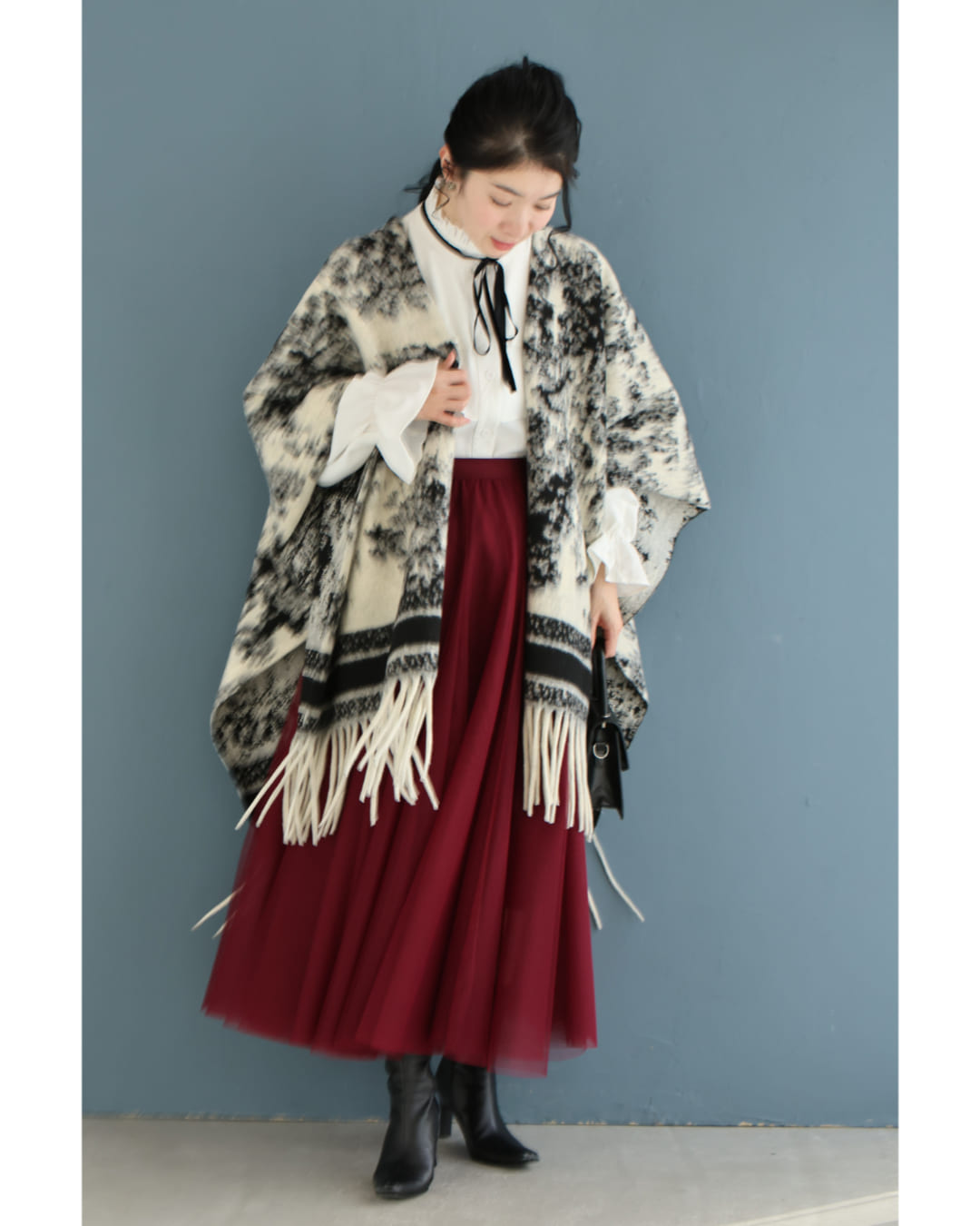 カワイイ CAWAII フリンジが揺れる無彩色なアート柄ケープアウター (アイボリー) アイボリー